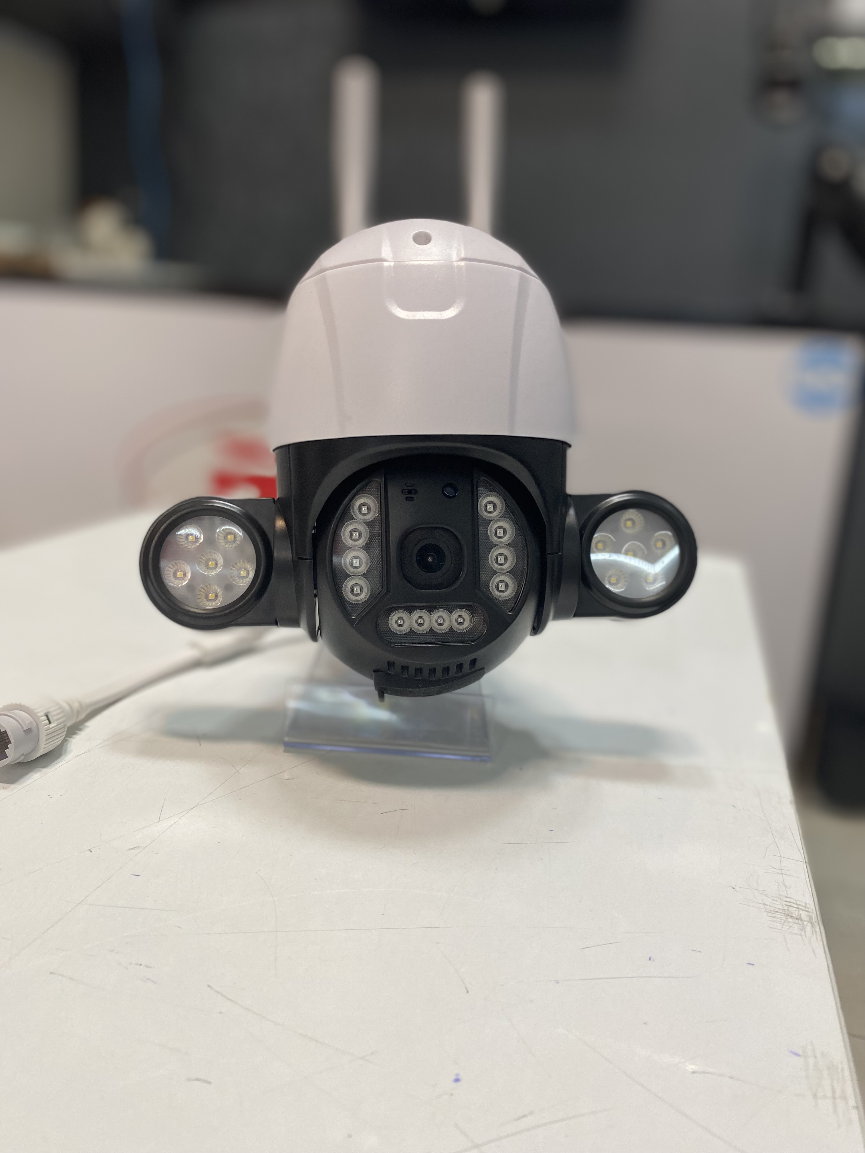 دوربین دو گوش وای فای خور ، ۳۶۰ درجه میچرخه ۹۰درجه بالا و پایین میشه،ضبط کردن همزمان صدا و تصویر،انتقال تصویر از راه دور،دید در شب رنگی،ساپورت رم تا ۱۲۸