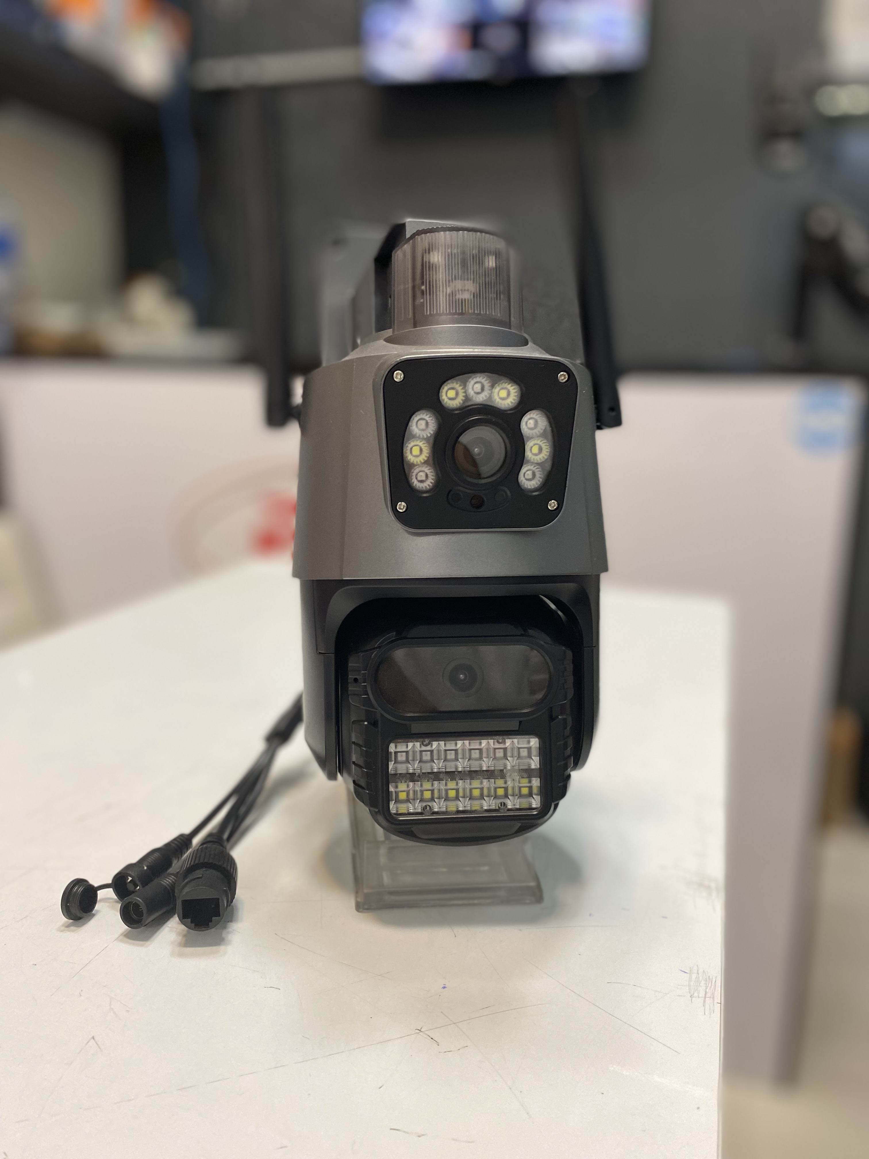 ۳۶۰ درجه میچرخه ۹۰درجه بالا و پایین میشه،ضبط کردن همزمان صدا و تصویر،انتقال تصویر از راه دور،دید در شب رنگی،ساپورت رم تا ۱۲۸