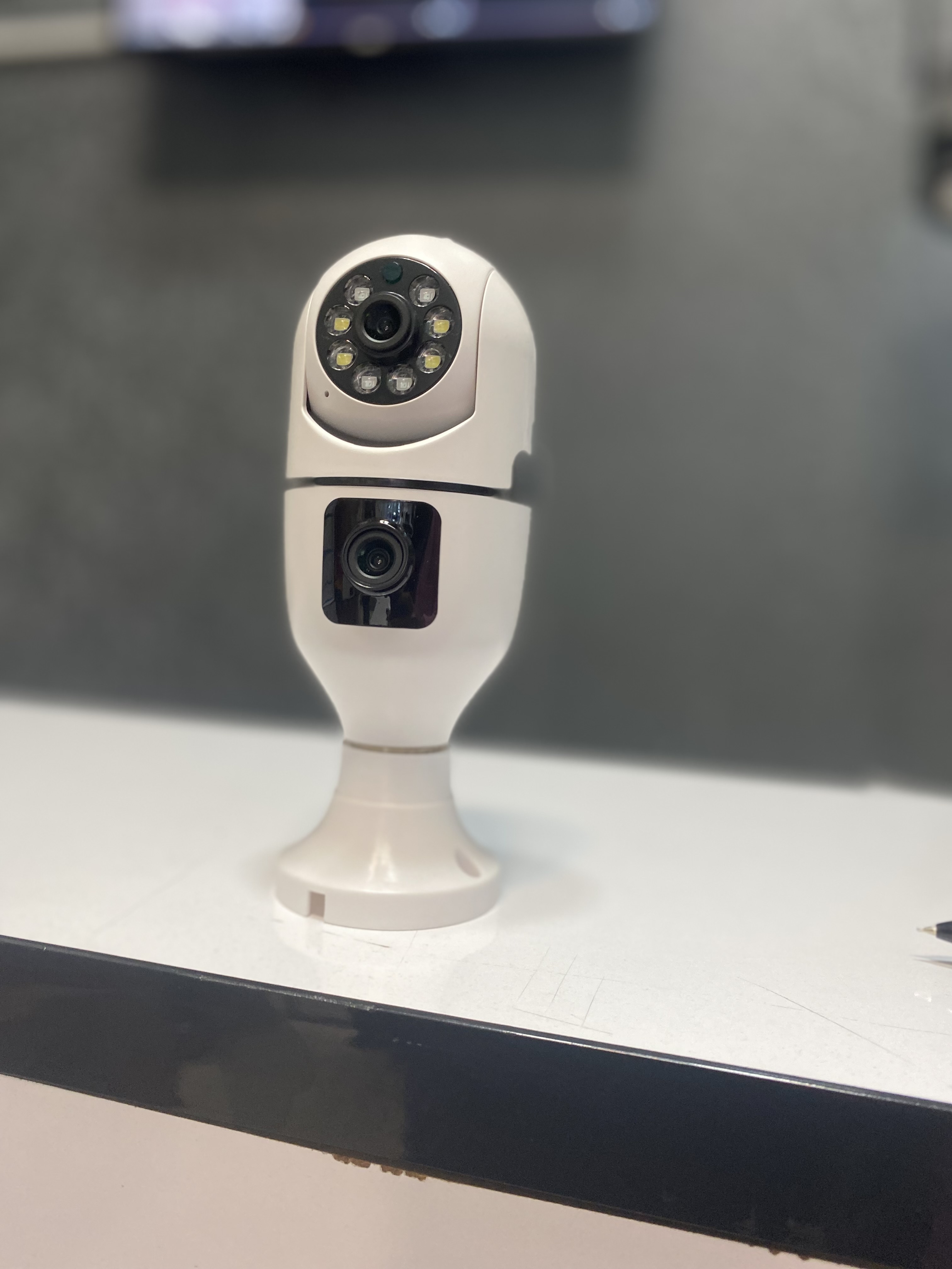 ۳۶۰ درجه میچرخه ۹۰ درجه بالا و پایین میشه،ضبط کردن همزمان صدا و‌ تصویر،انتقال تصویر از راه دور،دید در شب رنگی،ساپورت رم تا۱۲۸،کیفیت فولHD,